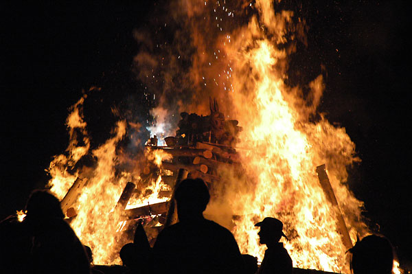 fredhatt-2004-bonfire-revelers