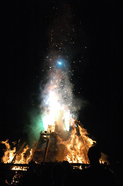 fredhatt-2004-pyrotechnic-tower